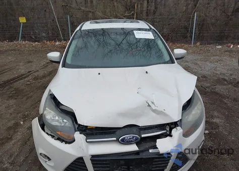 2014 Ford Focus Titanium z USA, uszkodzony, nr VIN 1FADP3J27EL405024